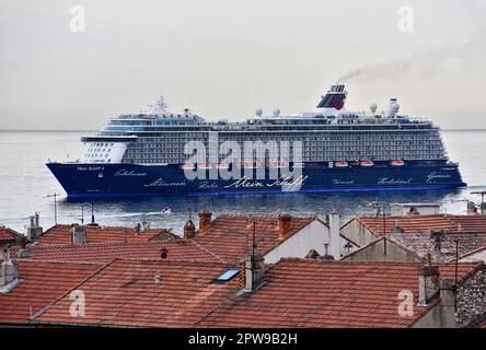 Marsiglia, Francia. 29th Apr, 2023. La nave passeggeri Mein Schiff 4 arriva al porto mediterraneo francese di Marsiglia. (Foto di Gerard Bottino/SOPA Images/Sipa USA) Credit: Sipa USA/Alamy Live News Foto Stock