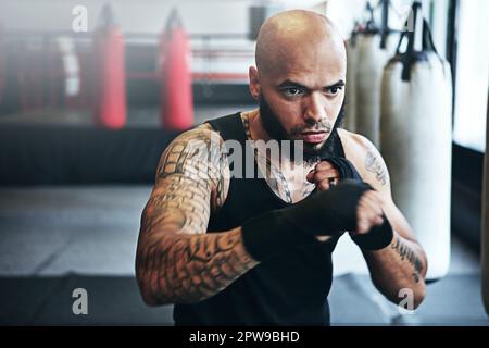 Non ho bisogno di un'arma, io sono una. un allenamento di kick-boxer in palestra. Foto Stock