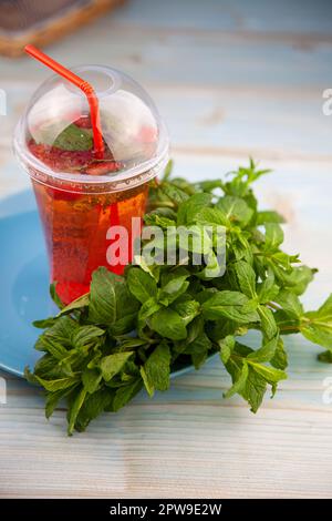 Estate menta lime rinfrescante cocktail mojito con ghiaccio in vetro su sfondo nero copia spazio. Acqua minerale gassata e limone. Bicchiere per bevande. Limonata al menu del bar. Bevanda classica frizzante. Foto Stock
