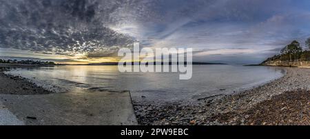 Alba sul Firth of Clyde la vista da Dunoon che si affaccia sul Firth of Clyde verso Gourock. Foto Stock