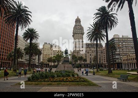 Plaza Independencia (Piazza dell'Indipendenza) con Palacio salvo sullo sfondo, Montevideo, Uruguay Foto Stock