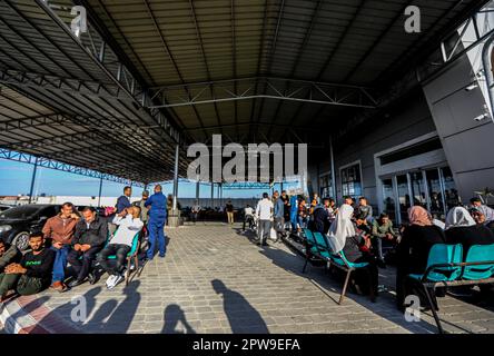 28 aprile 2023, Rafah, striscia di Gaza, Palestina: Gaza, Palestina. 29 aprile 2023. I palestinesi attendono che i loro familiari siano evacuati dal Sudan a causa della recente escalation dei combattimenti nel paese africano. I palestinesi sono stati portati in autobus in Egitto prima di attraversare la traversata di Rafah. Diversi paesi hanno evacuato i loro cittadini dal Sudan a seguito dei feroci scontri scoppiati nel paese tra l'esercito sudanese e le forze paramilitari di supporto rapido il 15th aprile (Credit Image: © Yousef Mohammed/IMAGESLIVE via ZUMA Press Wire) SOLO PER USO EDITORIALE! Non per gli Stati Uniti commerciali Foto Stock