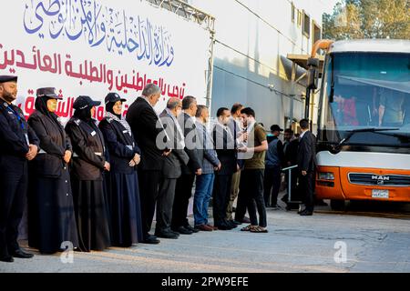 28 aprile 2023, Rafah, striscia di Gaza, Palestina: Gaza, Palestina. 29 aprile 2023. I palestinesi attendono che i loro familiari siano evacuati dal Sudan a causa della recente escalation dei combattimenti nel paese africano. I palestinesi sono stati portati in autobus in Egitto prima di attraversare la traversata di Rafah. Diversi paesi hanno evacuato i loro cittadini dal Sudan a seguito dei feroci scontri scoppiati nel paese tra l'esercito sudanese e le forze paramilitari di supporto rapido il 15th aprile (Credit Image: © Yousef Mohammed/IMAGESLIVE via ZUMA Press Wire) SOLO PER USO EDITORIALE! Non per gli Stati Uniti commerciali Foto Stock