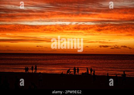 Splendidi colori del tramonto a Playa Ramirez, Montevideo, Uruguay Foto Stock