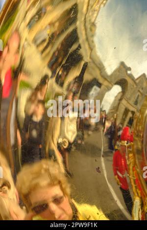 Splendidi riflessi dei dintorni nelle tube delle colorate orchestre filarmoniche durante le famose processioni della Litania di Pasqua Foto Stock