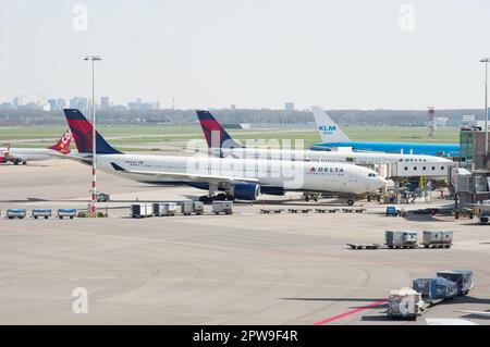 Schiphol, Paesi Bassi - 5 aprile 2023: Aerei KLM e Delta all'aeroporto di Schiphol Foto Stock