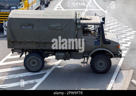 Liegi, Belgio - 27 2017 agosto: Camion dell'esercito parcheggiato da un crazy Passerelle durante il mercato domenicale lungo il fiume Mosa. Foto Stock