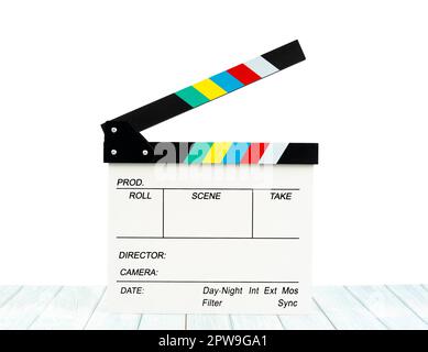 Film ardesia o Flying clapperboard su tavolo di legno isolato su sfondo bianco, salvare il percorso di ritaglio. Foto Stock