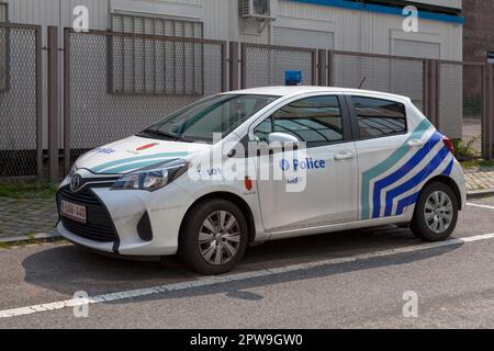 Liegi, Belgio - 27 2017 agosto: Auto della polizia parcheggiata in una piccola strada fuori da una stazione di polizia. Foto Stock