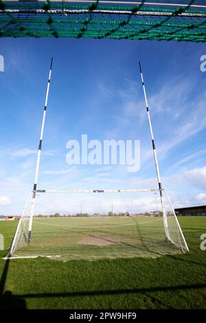 dietro la rete gaa e posti montanti su un campo locale con vista del telaio dietro gli obiettivi gaa su un campo nella contea mayo repubblica d'irlanda Foto Stock