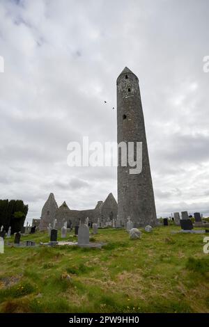 La torre rotonda più alta in irlanda, nella contea del monastero di Kilmacduagh, galway, repubblica d'irlanda Foto Stock