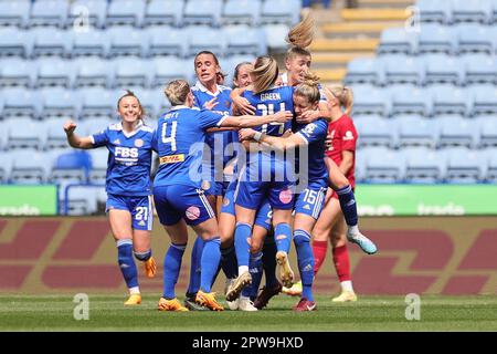 Josie Green di Leicester City festeggia con i compagni di squadra dopo aver segnato il primo gol delle squadre durante il Barclays fa Womens Super League match tra Leicester City Women e Liverpool Women al King Power Stadium di Leicester sabato 29th aprile 2023. (Credit: James Holyoak / Alamy Live News) Foto Stock