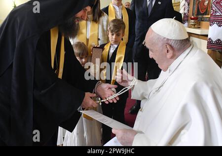 Budapest, Ungheria. 29th Apr, 2023. Papa Francesco incontra Peter Fulop Kocsis, arcivescovo metropolita dell'arcidiocesi di Hajdudorog, capo della Chiesa greco-cattolica ungherese, prima di una cerimonia alla Chiesa della «protezione della Madre di Dio», dove incontra la comunità cattolica greca durante il suo viaggio apostolico a Budapest, in Ungheria, il 29 aprile, 2023. Foto: Vatican Media (EV) /ABACAPRESS. Com Credit: Abaca Press/Alamy Live News Foto Stock