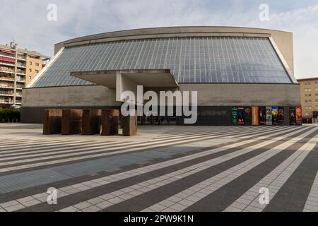 Milano, Italia - aprile 28 2023 - Teatro Arcimboldi alla Scala nel quartiere Bicocca Foto Stock