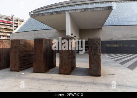 Milano, Italia - aprile 28 2023 - Teatro Arcimboldi alla Scala nel quartiere Bicocca Foto Stock