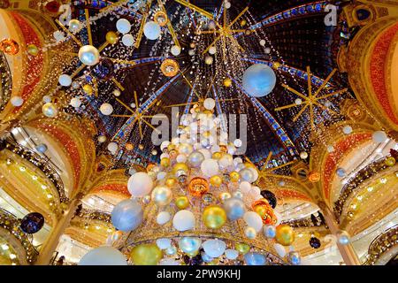 Interni Galeries Lafayette con installazioni e decorazioni natalizie a Parigi, Francia, dicembre 2015 Foto Stock
