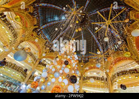 Interni Galeries Lafayette con installazioni e decorazioni natalizie a Parigi, Francia, dicembre 2015 Foto Stock