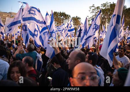 Israele. 27th Apr, 2023. I sostenitori della riforma si riuniscono e scoppano la bandiera israeliana durante una protesta a favore della riforma giudiziaria. Più di 200.000 dimostrano a sostegno dei governi israeliani e la controversa revisione legale di fronte alla Knesset. Gerusalemme, Israele. Apr 27th 2023. (Matan Golan/Sipa USA). Credit: Sipa USA/Alamy Live News Foto Stock