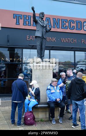 Coventry, Regno Unito. 29th Apr, 2023. 29th aprile 2023; Coventry Building Society Arena, Coventry, Inghilterra; EFL Championship, Coventry City contro Birmingham City; i fan di Coventry si riuniscono intorno alla statua di Jimmy Hill al di fuori della CBS Arena Credit: Action Plus Sports Images/Alamy Live News Foto Stock