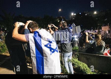 Israele. 27th Apr, 2023. I sostenitori delle riforme si coprono a vicenda mentre si benedicano a vicenda durante una protesta a favore delle riforme. Più di 200.000 dimostrano a sostegno dei governi israeliani e la controversa revisione legale di fronte alla Knesset. Gerusalemme, Israele. Apr 27th 2023. (Matan Golan/Sipa USA). Credit: Sipa USA/Alamy Live News Foto Stock