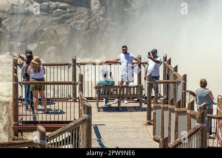 Augrabies National Park, Sudafrica - 25 febbraio 2023: Turisti in un punto di vista presso la cascata principale Augrabies nel fiume Orange. Il fiume è in Flo Foto Stock