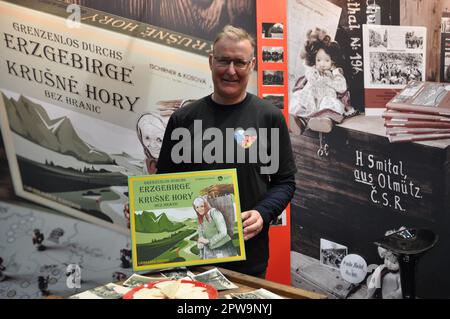 Lipsko, Germania. 27th Apr, 2023. Jurgen Tschirner della casa editrice di Lipsia Tschirner & Kosova presenta il gioco bilingue da tavolo ore Mountains Erzgebirge Without Borders alla Fiera del Libro di Lipsia, 27 aprile 2023, Lipsia. Credit: Ales Zapotocky/CTK Photo/Alamy Live News Foto Stock