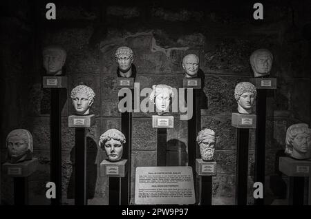 Teste romane in marmo di pietra scolpita in mostra nel Side Museum, Provincia di Antalya, Turchia (Turkiye). La testa centrale è una rappresentazione del dio Apollo, Foto Stock