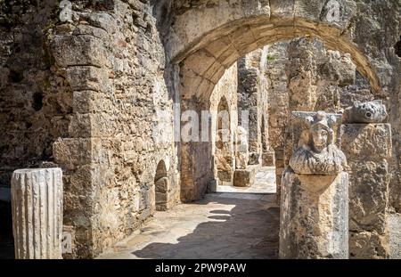 Un cortile all'interno dell'edificio delle grandi Terme di epoca romana che ospita il Museo laterale nella provincia di Antalya, in Turchia (Turkiye). Il museo ha aperto nel 1962 e co Foto Stock