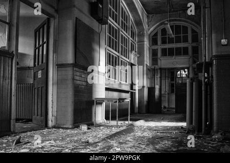 Un corridoio abbandonato all'interno della Easington Colliery School, ormai demolita Foto Stock