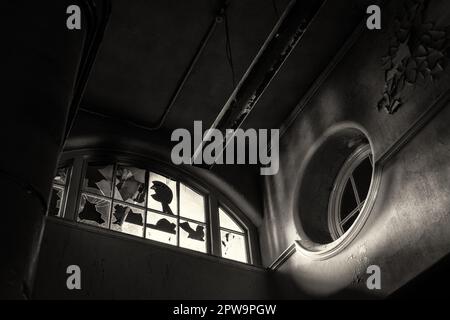 Guardando in alto l'alto soffitto all'interno del derelitto Easington Colliery School, ora demolito Foto Stock