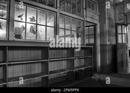 Un corridoio abbandonato all'interno della Easington Colliery School, ormai demolita Foto Stock