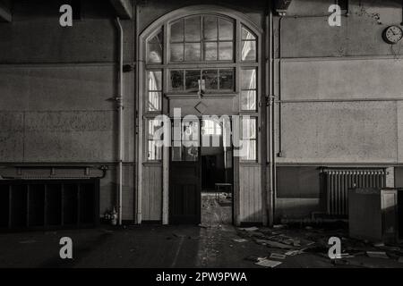 Una sala abbandonata all'interno della Easington Colliery School, ormai demolita Foto Stock