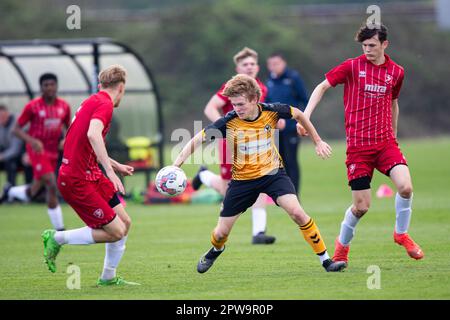 Cheltenham Town U18 contro Newport County U18 nella EFL Youth Alliance League il 29th aprile 2023. Foto Stock