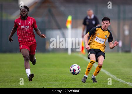 Cheltenham Town U18 contro Newport County U18 nella EFL Youth Alliance League il 29th aprile 2023. Foto Stock