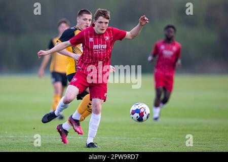 Cheltenham Town U18 contro Newport County U18 nella EFL Youth Alliance League il 29th aprile 2023. Foto Stock