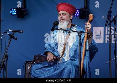 Londra, Regno Unito. 29th aprile 2023. Chiamata alla preghiera di Hassen Rasool durante Eid in Piazza. Il festival Eid in the Square del sindaco di Londra del 18th segna la fine del Ramadan, il mese santo del digiuno. Credit: Guy Corbishley/Alamy Live News Foto Stock