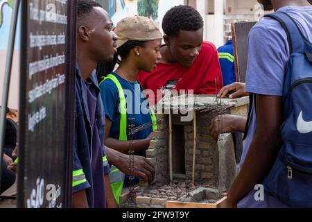 Giovani ingegneri che costruono una casa in miniatura in Africa Foto Stock
