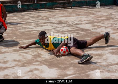 Atleti dilettanti di goalball pratica. Goalball è uno sport di squadra progettato appositamente per gli atleti con una visione i. Foto Stock