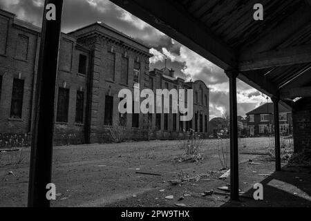 Vista esterna dell'edificio della scuola vittoriana abbandonata di Easington Colliery Foto Stock