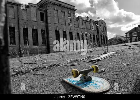 Vista esterna dell'edificio della scuola vittoriana abbandonata di Easington Colliery Foto Stock