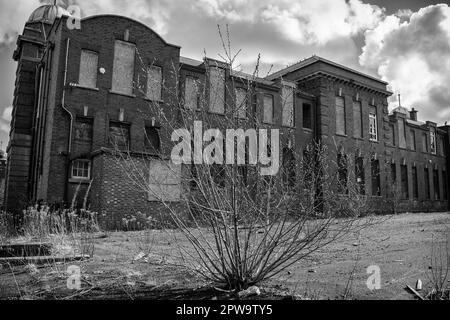 Vista esterna dell'edificio della scuola vittoriana abbandonata di Easington Colliery Foto Stock