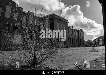 Vista esterna dell'edificio della scuola vittoriana abbandonata di Easington Colliery Foto Stock