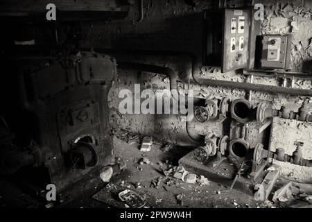 Una delle vecchie caldaie nel seminterrato dell'abbandonata Easington Colliery School, ora demolita. Foto Stock