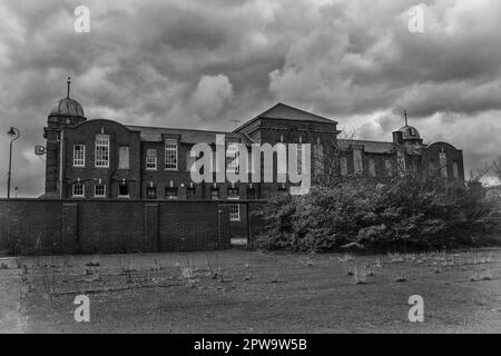 Vista esterna dell'edificio della scuola vittoriana abbandonata di Easington Colliery Foto Stock