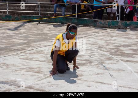 Atleti dilettanti di goalball pratica. Goalball è uno sport di squadra progettato appositamente per gli atleti con una visione i. Foto Stock