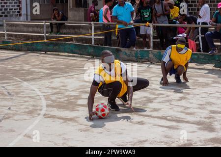 Atleti dilettanti di goalball pratica. Goalball è uno sport di squadra progettato appositamente per gli atleti con una visione i. Foto Stock