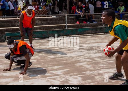 Atleti dilettanti di goalball pratica. Goalball è uno sport di squadra progettato appositamente per gli atleti con una visione i. Foto Stock