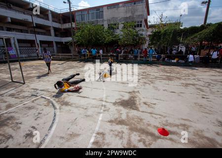 Atleti dilettanti di goalball pratica. Goalball è uno sport di squadra progettato appositamente per gli atleti con una visione i. Foto Stock