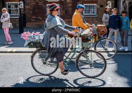 Londra, Regno Unito. 29th Apr, 2023. Il giro in bici del Tweed Run di Londra ritorna dopo un periodo di pausa, passando per St James. I partecipanti indossano i loro tweet e i loro brogues più raffinati e pedalano attraverso Londra, fermandosi lungo la strada per prendere il tè, fare un picnic e concludere con un 'inginocchiarsi in vecchio stile nel pomeriggio'. Credit: Guy Bell/Alamy Live News Foto Stock