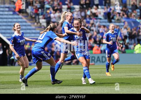 Missy Goodwin di Leicester City festeggia con i compagni di squadra dopo aver segnato il quarto gol delle squadre durante il Barclays fa Womens Super League match tra Leicester City Women e Liverpool Women al King Power Stadium di Leicester sabato 29th aprile 2023. (Credit: James Holyoak / Alamy Live News) Foto Stock